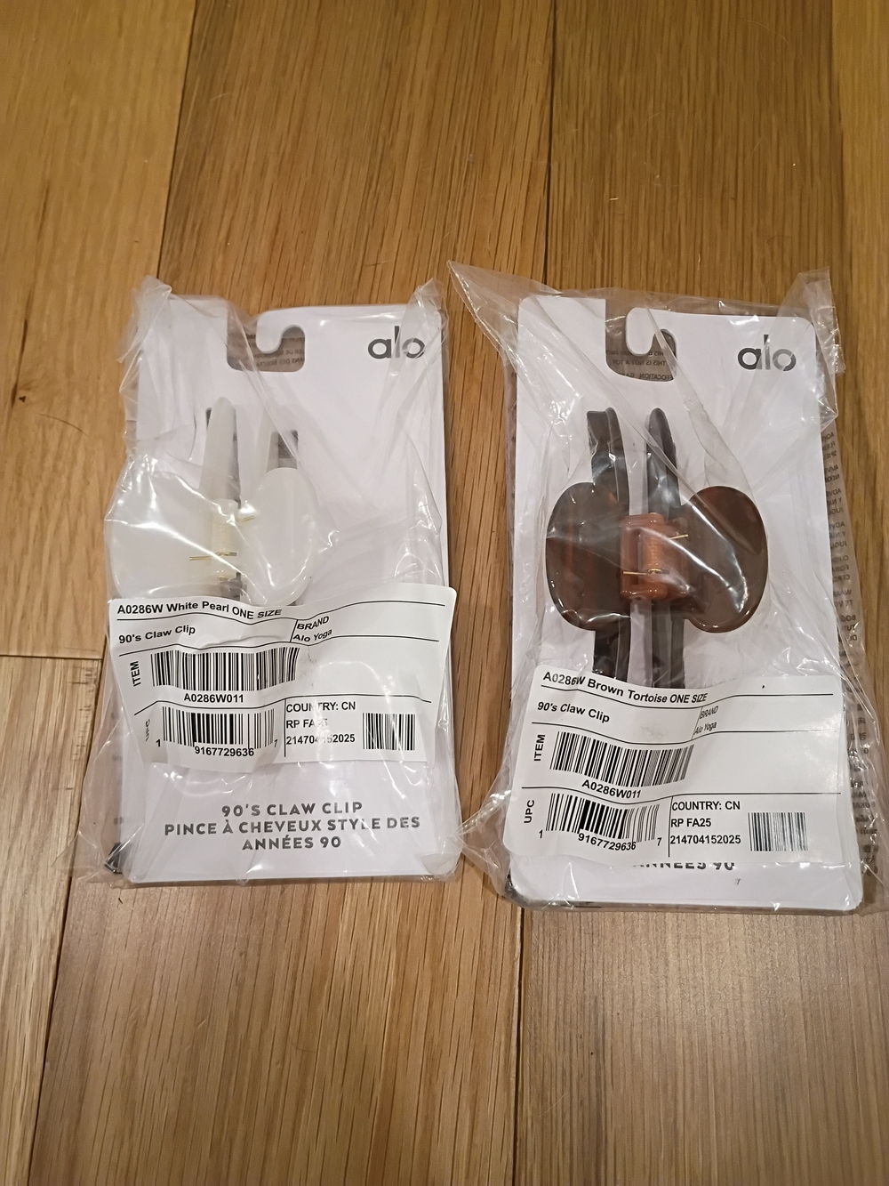 ALO Yoga 90's Claw Clips in White Pearl and Brown Tortoise